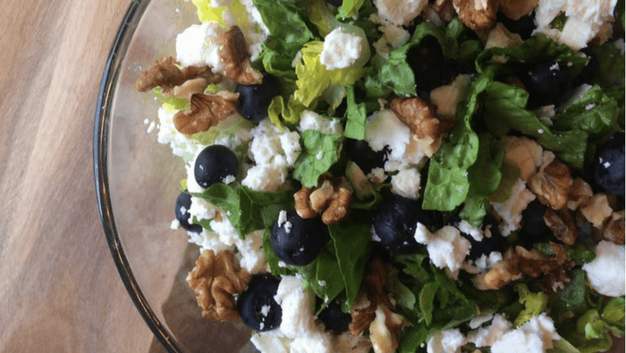 Salat med blåbær, feta og valnødder