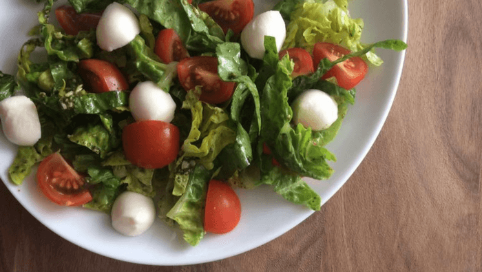 salat med mozzarella, pesto og tomat
