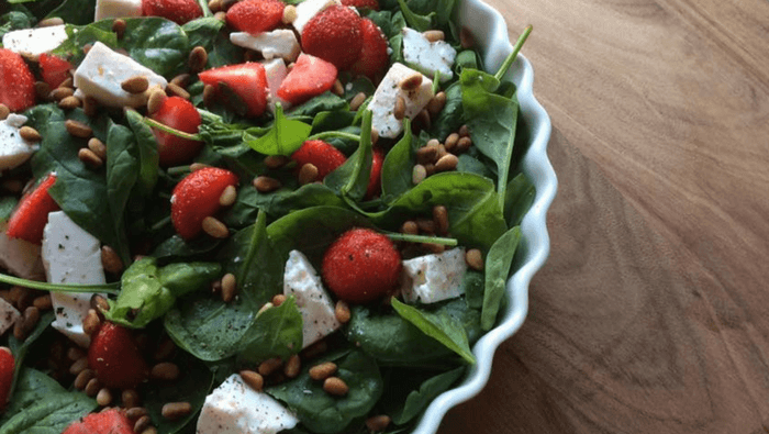 Spinatsalat med jordbær, feta og pinjekerner