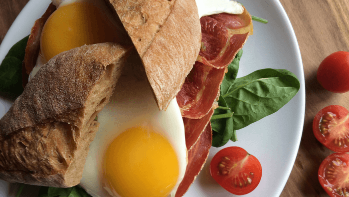 Morgenmads-sandwich med spejlæg