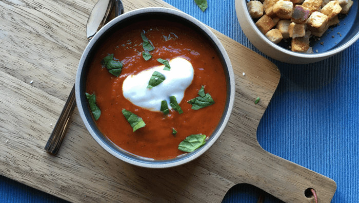Hjemmelavet tomatsuppe med bagte grøntsager
